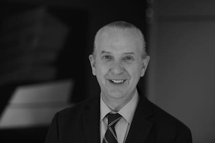 Baur es diplomático de carrera y docente universitario