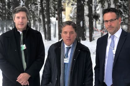 Bausili, Dujovne y Sandleris, ayer en Davos, en un intermedio de las sesiones del Foro