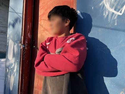 Bauti cuenta que en su casa no tienen agua desde hace años, y para higienizarse o tomar la buscan con baldes en lo de vecinos. Dice que todo lo que junta lo guarda “para comer y poder arreglar lo del agua”, pero también admite que, en general, “no alcanza para nada”.