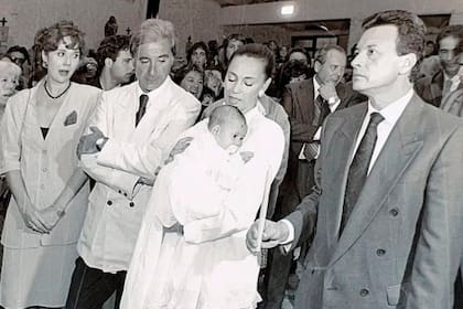 Bautismo de su hija en la Iglesia San Juan Bautista. En la foto, junto a Naanim Timoyko y los padrinos, Palito Ortega y Nélida Aure.