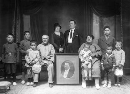 Bautismo del niño Hipólito Antonio Cruz, hijo de Don Ignacio Cruz, séptimo hijo varón, ahijado del Presidente de la República Dr. Hipólito Yrigoyen. Rufino, Santa Fe (1929).