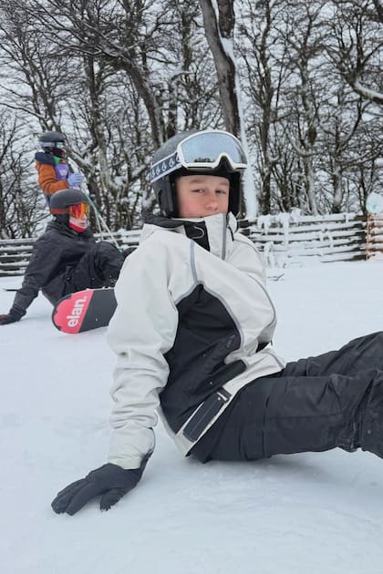 Bautista (17), Beltrán (13) y Benicio (11), hijos de la relación que Pampita tuvo con Benjamín Vicuña, son fanáticos del snowboard