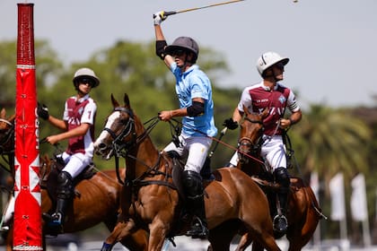 Bautista Bayugar reclama, entre Lorenzo Chavanne y Pieres; Cría la Dolfina fue adelante durante todo el partido...