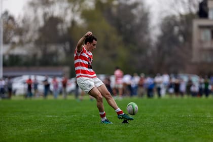 Bautista Canzani, el arma en forma de pie con la que cuenta Alumni para hacer puntos en el césped y en la tabla.