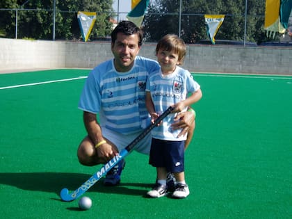 Bautista Capurro junto con su padre, Santiago, con la camiseta del club Ciudad