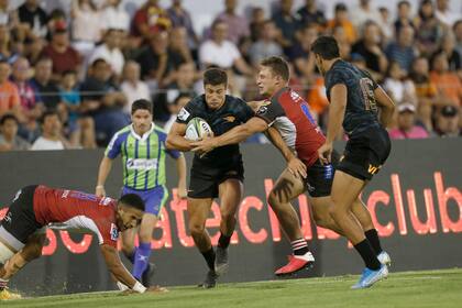 Bautista Delguy al ataque; detrás, la gente que fue a ver el debut de Jaguares, todavía en reducida cantidad