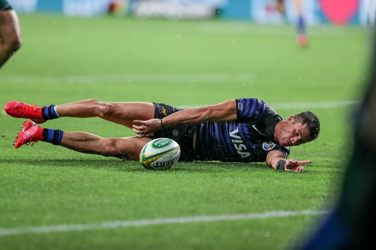 Bautista Delguy completa la zambullida para el try