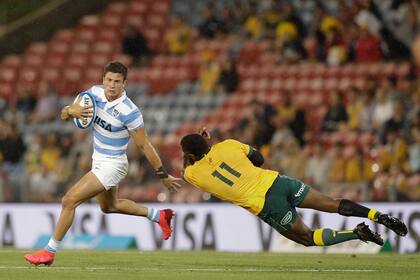 Bautista Delguy elude el tackle de Marika Koroibete durante el partido que disputan los Pumas vs. los Wallabies en Newcastle, Australia.