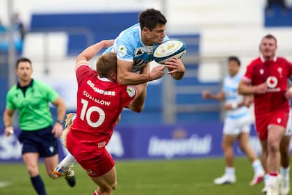 Bautista Delguy es tackleado en el aire por Sam Costelow; el wing hizo una asistencia (a Santiago Carreras) y el apertura convirtió tres tries.