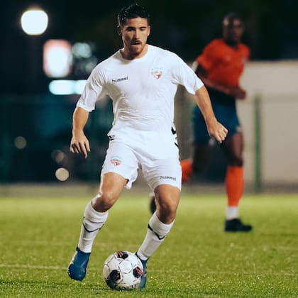 Bautista Domínguez con la pelota en sus pies en el Miami United