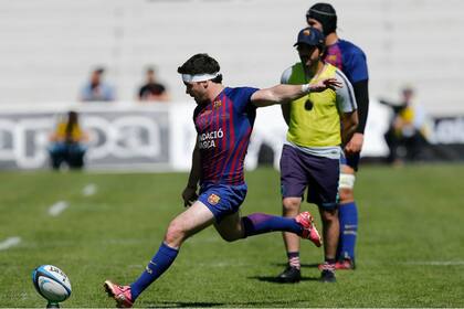 Bautista Güemes en acción con la camiseta blaugrana; la patada a los palos es una de sus especialidades.