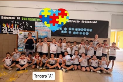 Bautista junto a sus compañeros de la Escuela Dr. Velez Sarsfield, en Arroyo Cabral, Córdoba