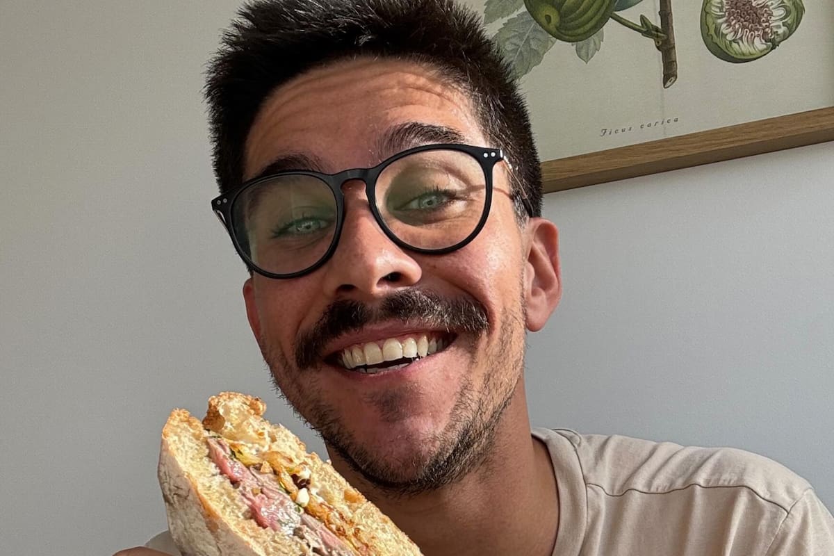 Bautista Lena, el hijo de Reina Reech que se radicó en Lisboa y causa furor en las redes con sus recetas de cocina (Foto: Instagram @bautilena)