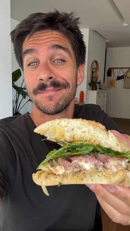 Bautista Lena tiene 30 años, es influencer y comparte sus recetas en las redes sociales (Foto: Instagram @bautilena)