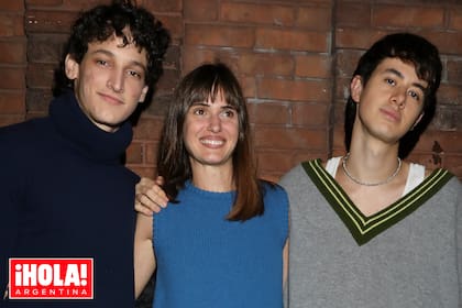 Bautista Ortega, Mia Flores Pirán y Dante Ortega posan antes de que arranque la primera pasada.