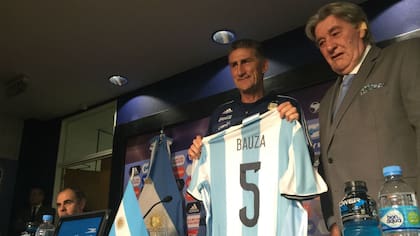 Bauza, con la camiseta que le regaló la AFA
