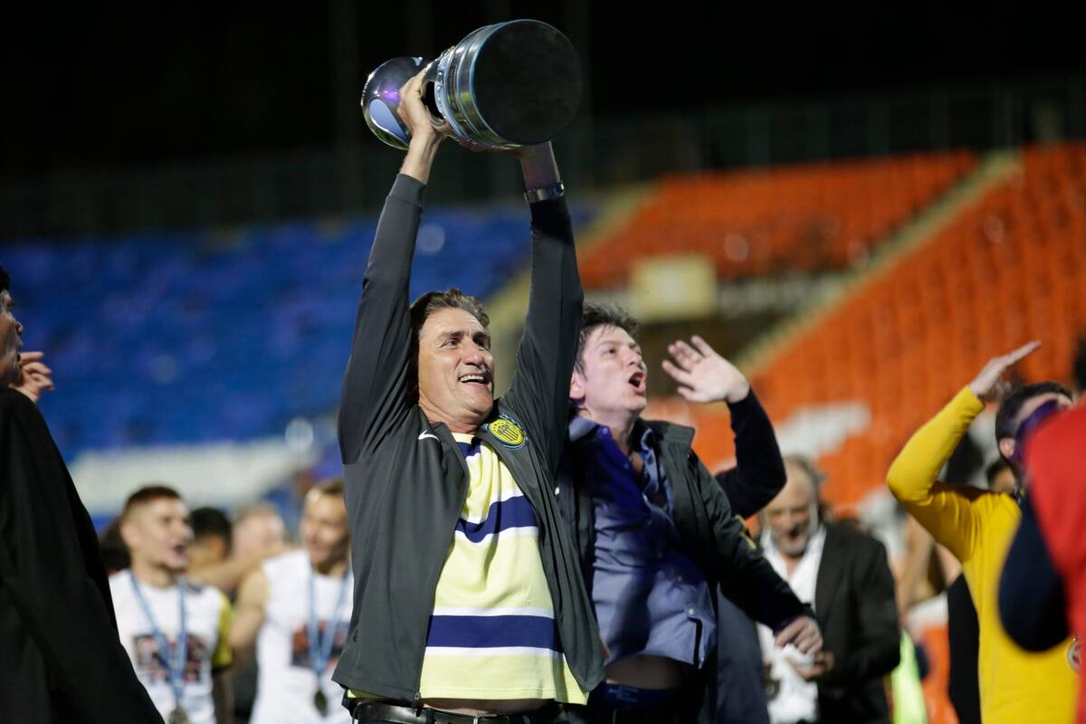 Bauza, con la copa en lo más alto.