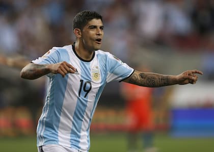 Bauza le devolverá la titularidad a Banega