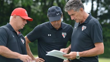 Bauza y su cuerpo técnico en Brasil