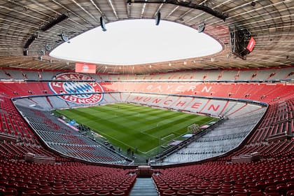 Baviera, Múnich: una vista general de los asientos vacíos del Allianz Arena. Los clubes de la Bundesliga esperan reiniciar la temporada a principios de mayo y completarla a fines de junio sin demasiados partidos a mitad de semana, siempre que las autoridades sanitarias y estatales den el visto bueno