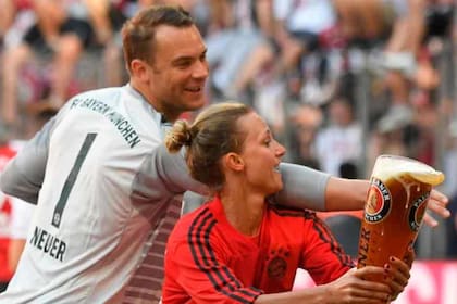 Krüger junto a Manuel Neuer en uno de los festejos del Bayern Munich