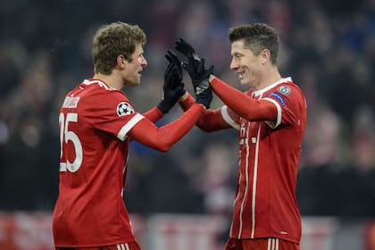 Bayern Munich como local goleo a Besiktas, que jugó con diez, por 5-0 en el partido de ida de los octavos de final de la Champions League
