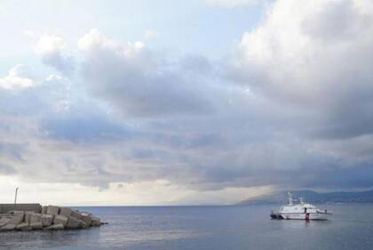Los equipos de salvamento afrontan el dilema de rescatar o no los restos del barco.
