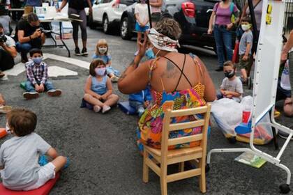 Hoy en día, en Nueva York, se llevan a cabo demostraciones para fomentar las clases al aire libre.