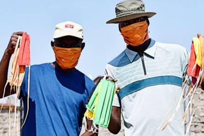 Desde el comienzo de la pandemia, el gobierno sudafricano ha instado a la población a usar mascarillas fuera de sus casas.