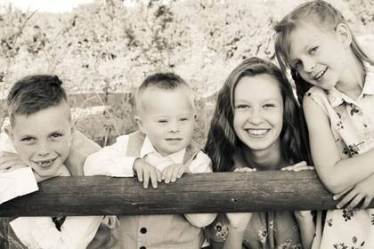 Jaxon con su hermano mayor Cavan (izquierda) y sus hermanas mayores Genna (derecha) y Lexi (extremo derecho).