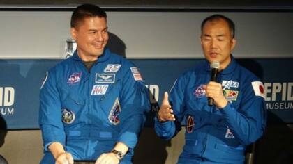 BBC Mundo conversó recientemente con los astronautas Kjell Lindgren (izq.) y Sochi Nougushi (der.) en Nueva York sobre la vida en el espacio a bordo de la EEI. Lindgren nos explicó cómo ayudan los astronautas desde el espacio a vigilar los eventos que ocurren en la Tierra.