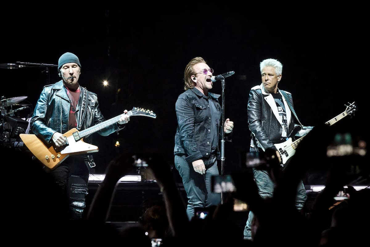 BBERLÍN, ALEMANIA - 31 DE AGOSTO: (De izq. a der.) The Edge, Bono y Adam Clayton, de la banda irlandesa U2, se presentan en vivo durante un concierto en el Mercedes-Benz Arena el 31 de agosto de 2017 en Berlín, Alemania. (Foto de Frank Hoensch/Getty Images)