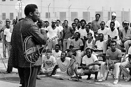 B.B.King en un recital que dio en la cárcel de Cook, en 1970