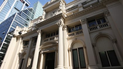 Este lunes, el BCRA bajó la tasa de interés de los plazos fijos