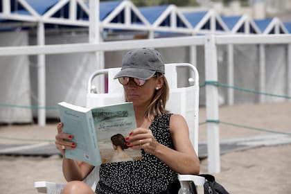 Nancy Cepeda lee a tono con la ciudad una historia de amor en el inicio de Mar del Plata, escrita por Gloria Casañas
