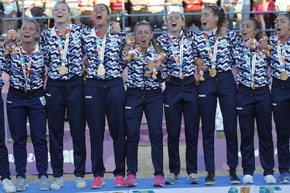 11. BEACH HANDBALL Las Kamikazes, el seleccionado femenino conducido por Leticia Brunati