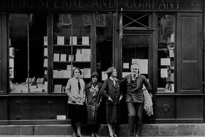 Sylvia Beach y Hemingway, en París