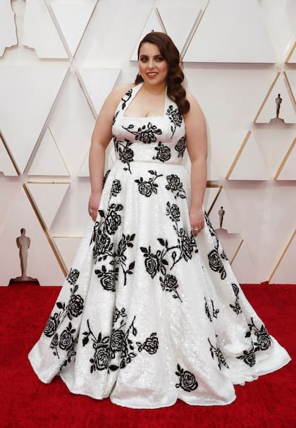 Beanie Feldstein eligio un diseño de Miu Miu para luciese en la entrega de los Oscar