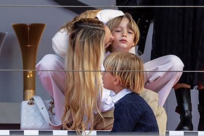 Beatrice, a pura ternura junto a sus hijos, Stefano y Francesco.