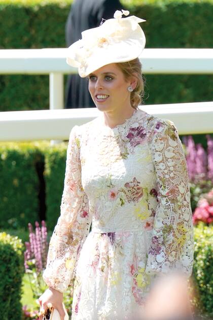 Beatrice de York, espléndida con un diseño manga larga y estampa floral de Monique Lhuillier y sombrero BH Millinery.