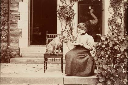 Beatrix Potter con su border terrier en Lingholm, Keswick (Reino Unido), en octubre de 1897