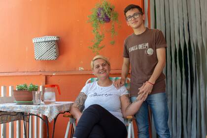 Beatriz Amarilla (43 años) en la puerta de la casa que comparte con sus hijos Leandro (17 años), Carla (20 años) y Maxi (23)