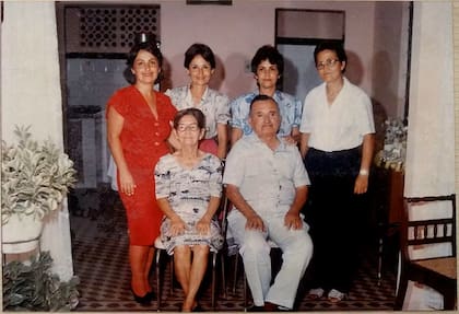 Beatriz con sus hijos y su esposo antes de 1990