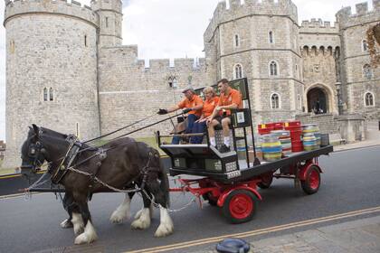 Un carro lleva un despacho con barriles de la cervecería The Windsor Eton Brewery, para lo que se presume fue una austera celebración