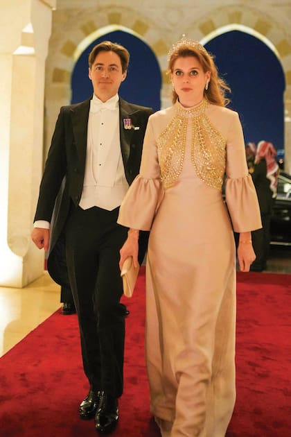 Beatriz de York (con diseño de Reem Acra y la tiara York que Isabel II le regaló a su mamá, Sarah Ferguson, para su boda) y su marido, Edoardo Mapelli Mozzi.