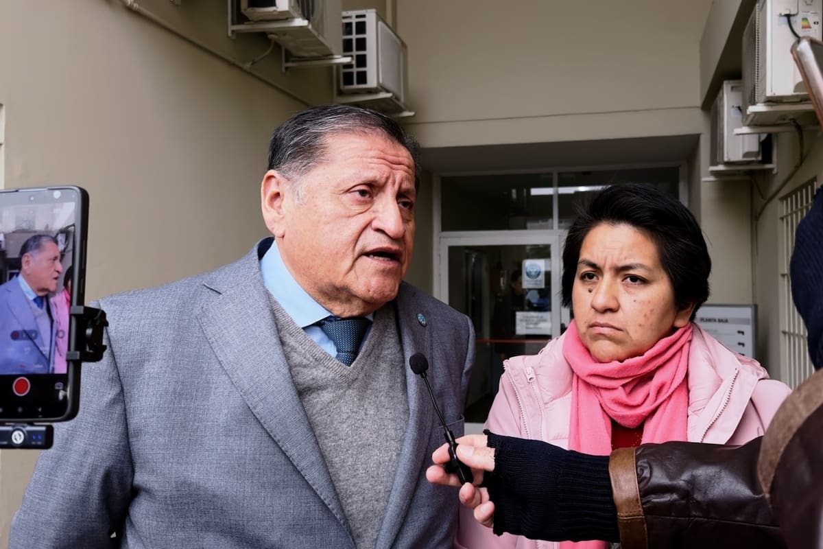 Beatriz Elizabeth Yapura con el abogado de la defensa Roberto Reyes