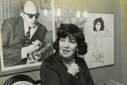 Beatriz Guido, con el retrato de Leopoldo Torre Nilsson de fondo