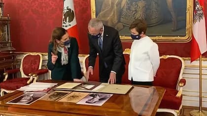 Beatriz Gutiérrez hizo la petición de préstamo al presidente de Austria, Alexander Van der Bellen, en octubre de 2020