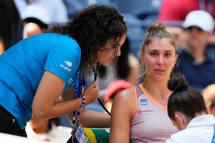 Beatriz Haddad Maia es examinada durante el segundo set ante Karolina Muchova del partido de cuartos de final del Abierto de Estados Unidos, el miércoles 4 de septiembre de 2024, en Nueva York. (AP Foto/Kirsty Wigglesworth)