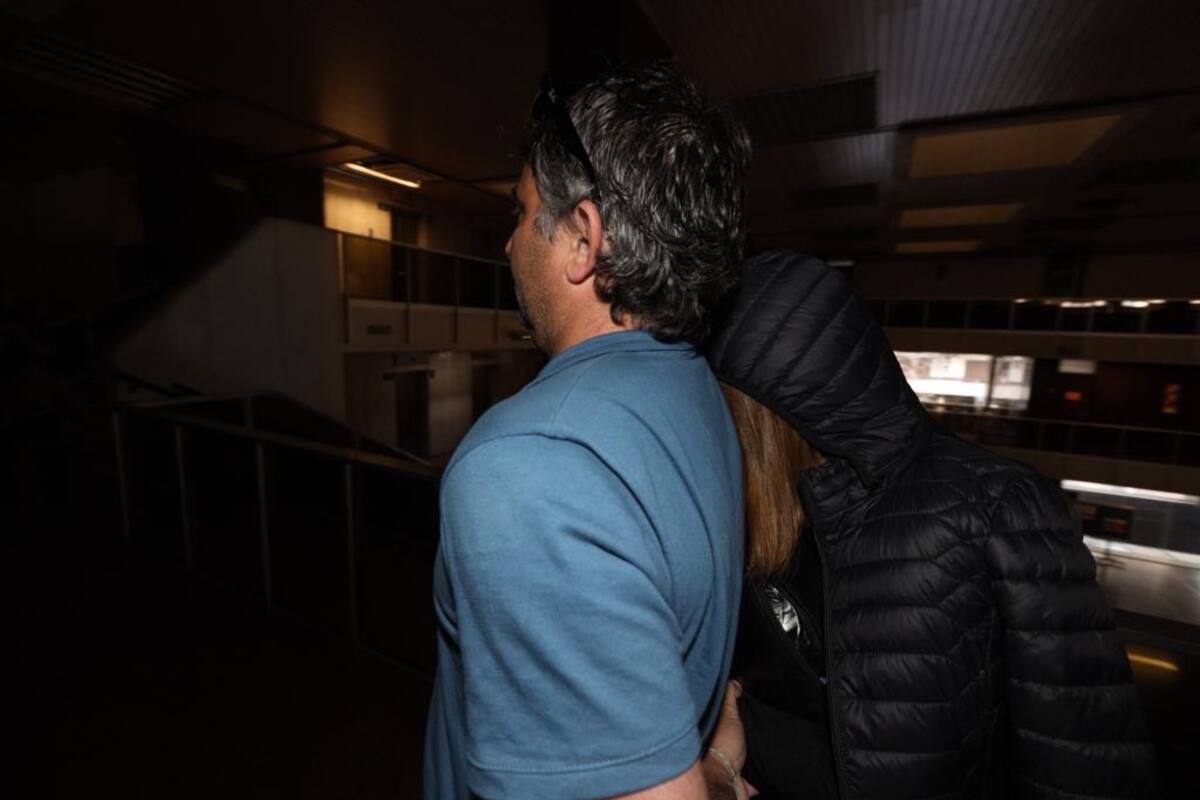 Beatriz Michelini ingresó en la sala de audiencias tapada con la capucha de una campera y acompañada por su hijo Matías